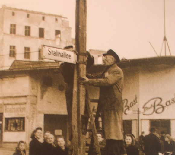 Renaming the street into the Stalinallee. (Berlin-Mitte/Friedrichshain, December 1949/January 1950. ©Unclear)