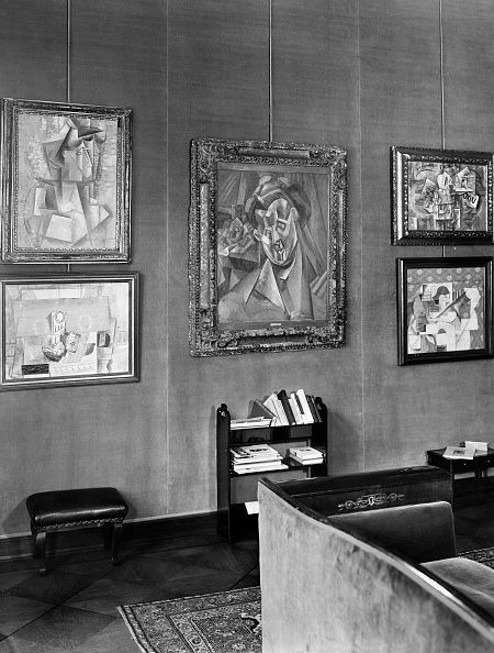 Bilderwand mit kubistischen Gemälden in einem Raum des Hauses von Alfred Flechtheim, Berlin