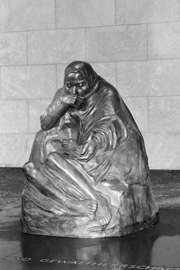Mutter mit dem Toten Sohn at the Neue Wache (photo by Klaus Lehnartz).